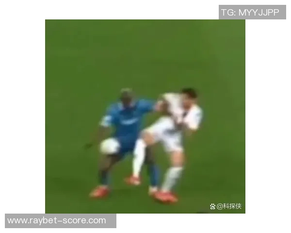 友谊赛激战：多特蒙德绝杀那不勒斯引发争议判罚全场沸腾